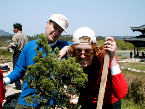 Katinka and Graeme plant a tree